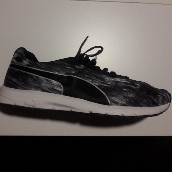 EUC Puma Black & White Running Shoe - Women's Size 8.5 - Picture 6 of 10